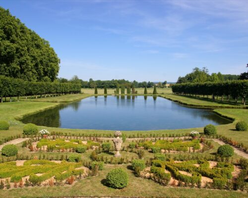 Jardin et tendue d'eau du Chateau de Vendeuvre - La Vie de Cocagne