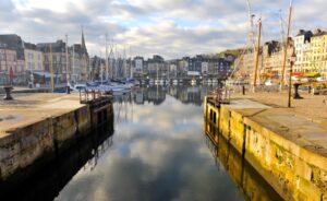 Le vieux bassin de Honfleur en Normandie - La Vie de Cocagne