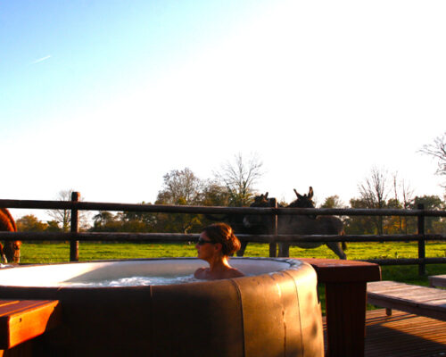 Détente dans le jacuzzi La Vie de Cocagne