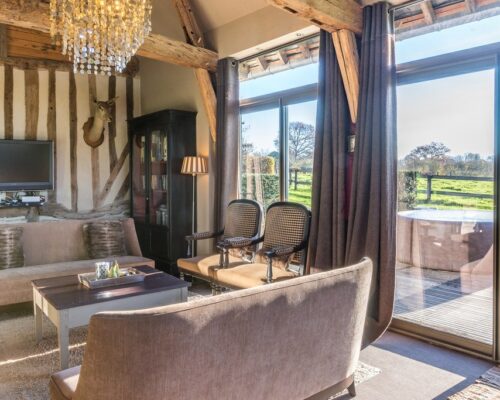 Le salon vue sur le jacuzzi, gite de charme proche de Deauville