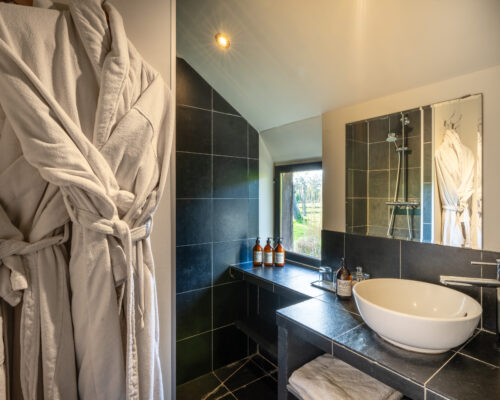 la salle de bains de la chambre grise de la Vie de Cocagne, gîte de charme en pays d'Auge, Normandie 2024