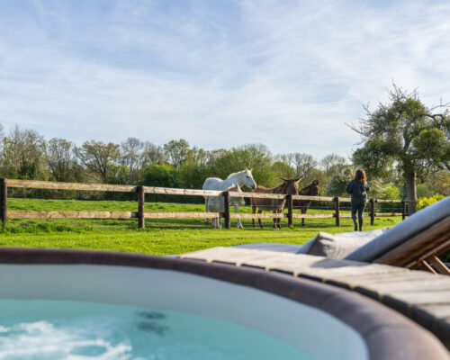 la terrasse jacuzzi de la Vie de Cocagne, gite de charme en pays d'Auge, Normandie 2024