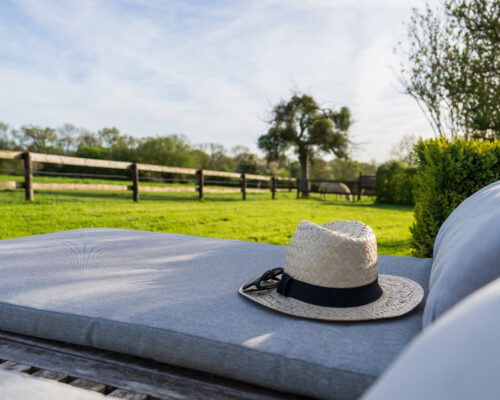 la terrasse jacuzzi de la Vie de Cocagne, gite de charme en pays d'Auge, Normandie 2024